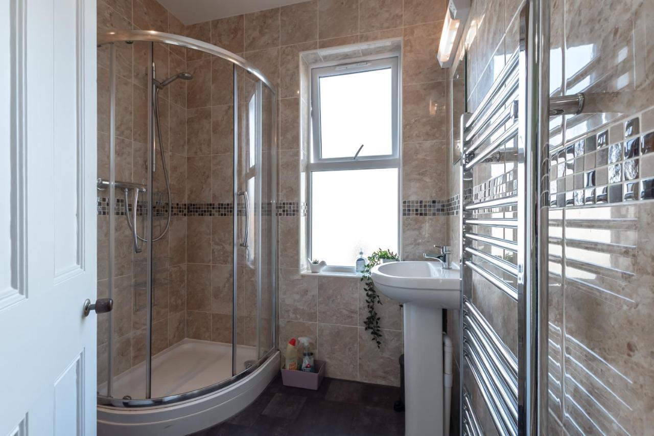 בורנמות' 3-Bedroom House L Fast Wi-Fi L Garden L Newly Decorated L Close To Shops And Restaurants מראה חיצוני תמונה