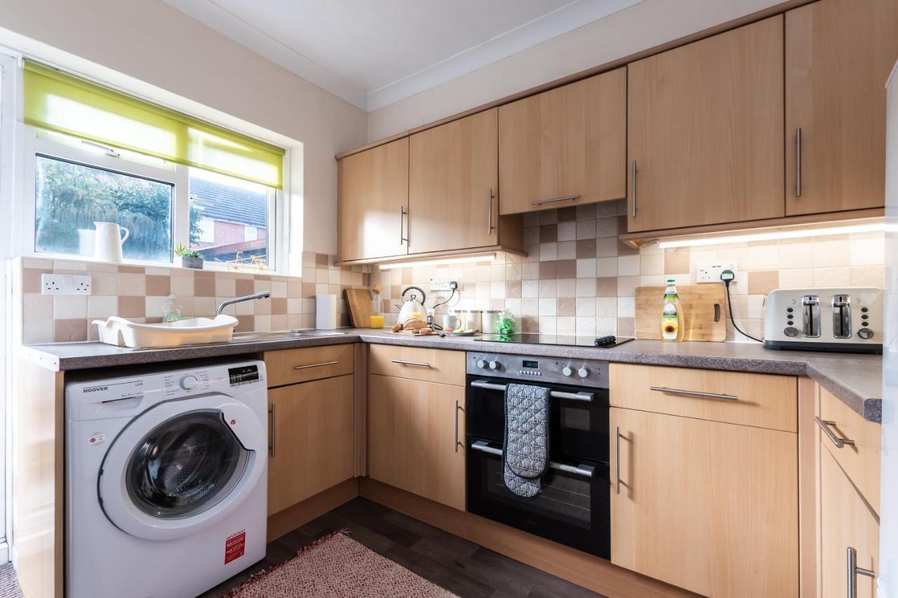 בורנמות' 3-Bedroom House L Fast Wi-Fi L Garden L Newly Decorated L Close To Shops And Restaurants מראה חיצוני תמונה